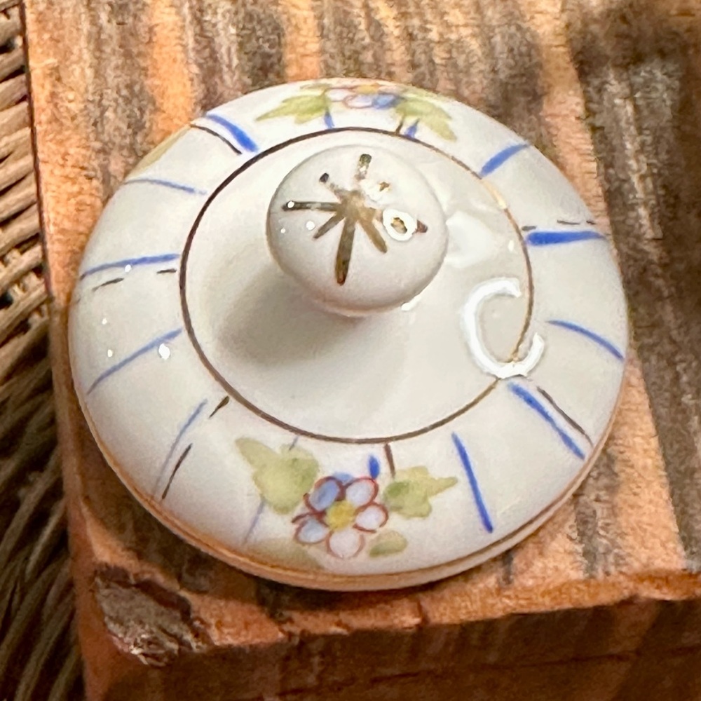 Vintage Rising Sun Nippon Floral Porcelain Small Sugar Bowl with Gold Accents - Picture 9 of 16